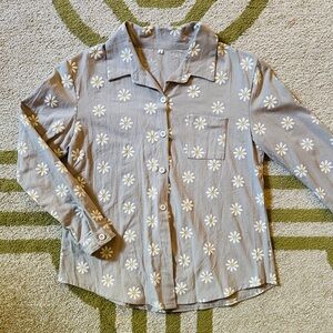 Gray Floral/Daisy Pattern Button-Up Shirt
